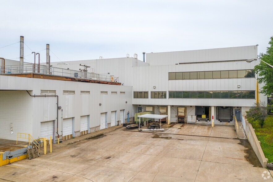 More Photos Of 685 John B Sias Memorial Pkwy, Fort Worth Manufacturing For Lease