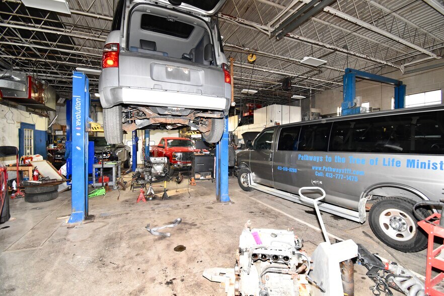 More Photos Of 927 Boston Rd, Springfield Auto Repair For Lease