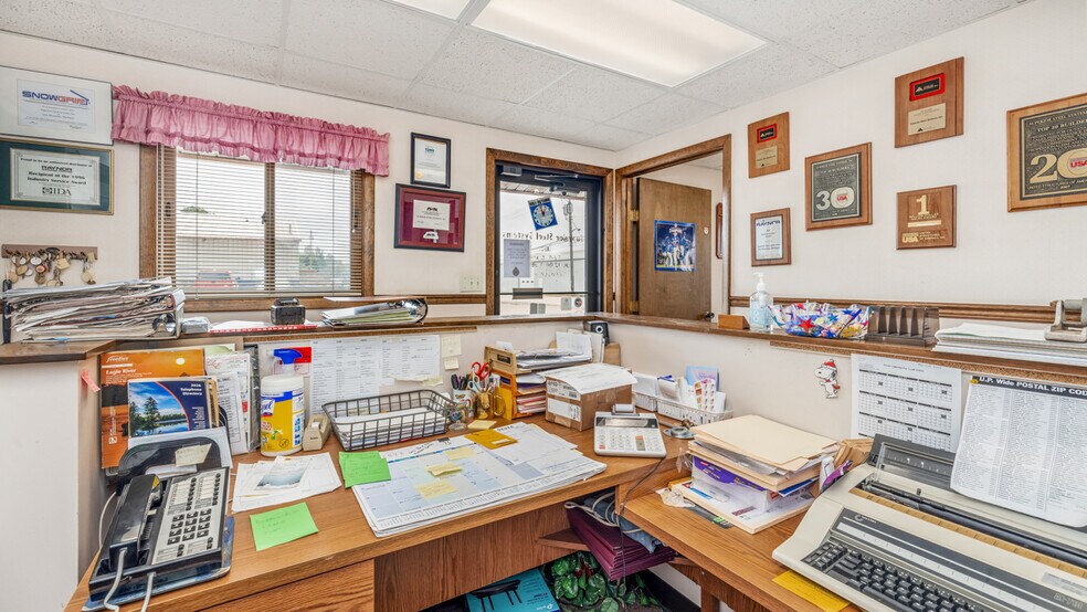 More Photos Of 1333 Jackson St, Iron Mountain Industrial For Sale