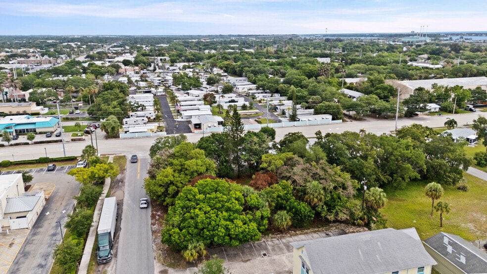 More Photos Of 725 12th St, Vero Beach Auto Repair For Sale