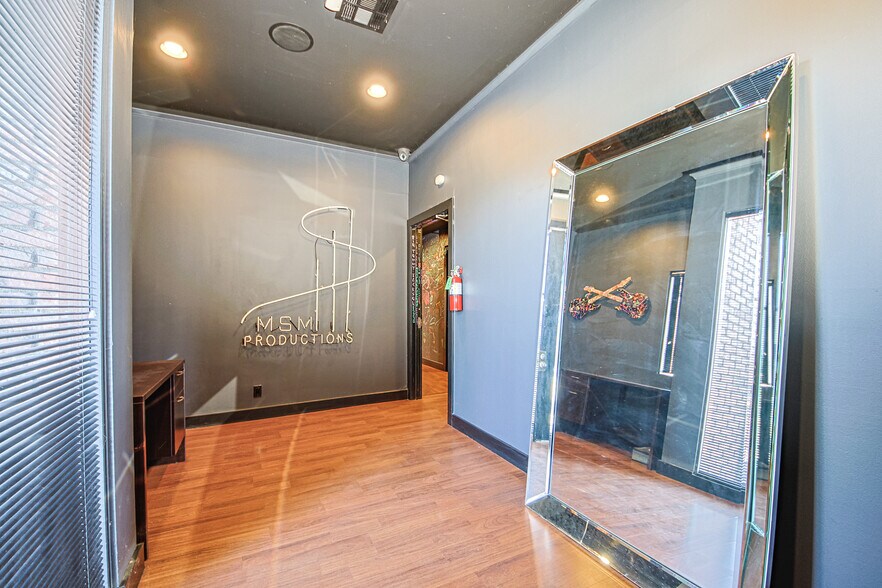 More Photos Of 10800 Ventura Blvd, Studio City Loft Creative Space For Lease
