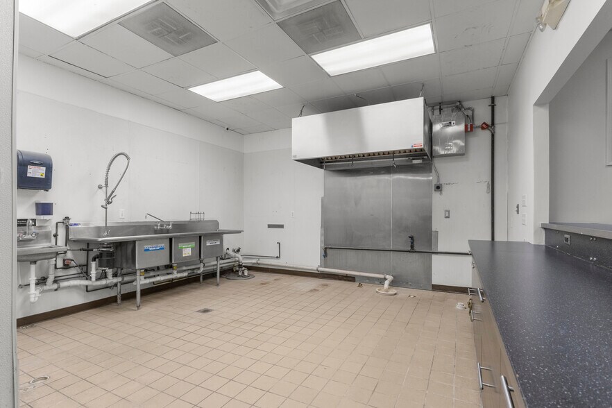 More Photos Of 2919 First St, Wyandotte General Retail For Lease