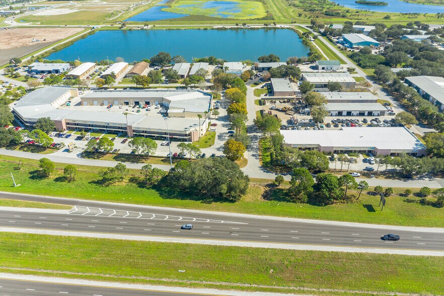 More Photos Of 567-585 Interstate Blvd, Sarasota Showroom For Lease