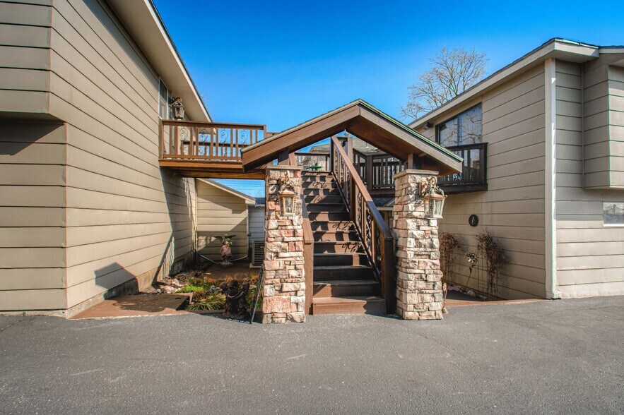 More Photos Of 6204 Arlington Ave, Raytown Office For Sale