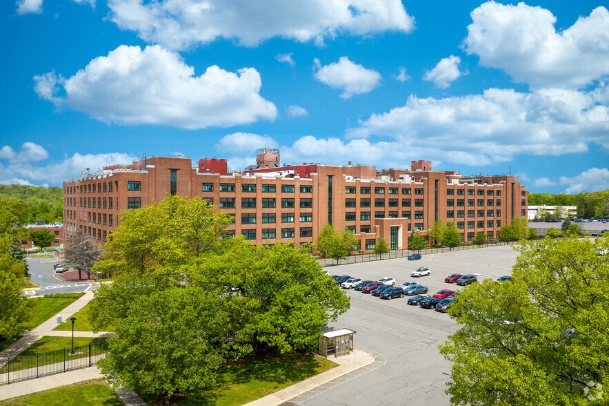 More Photos Of 401 N Middletown Rd, Pearl River Unknown For Lease