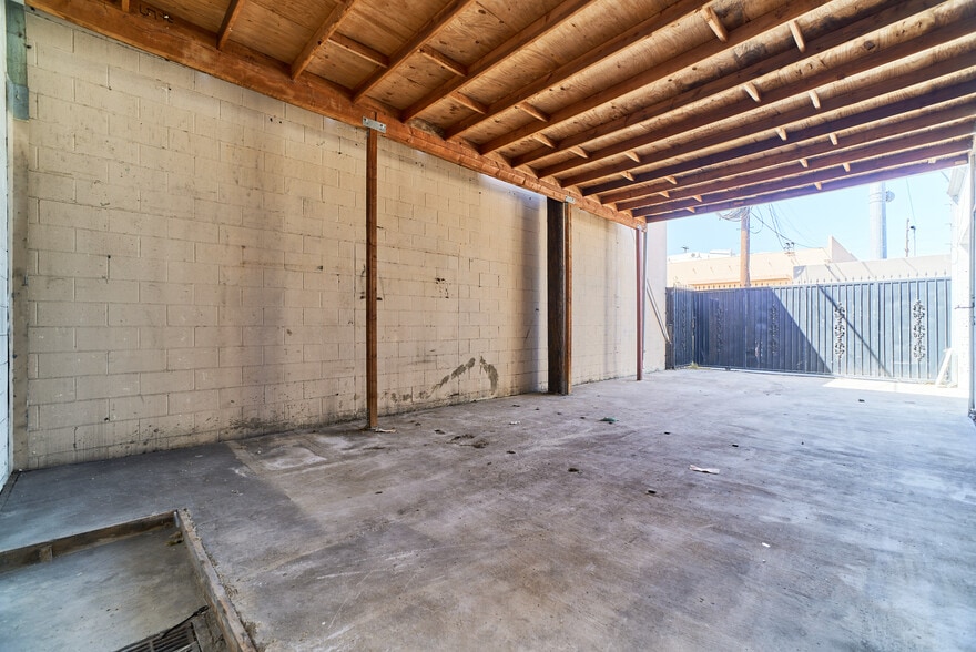 More Photos Of 15013-15019 Califa St, Van Nuys Manufacturing For Lease