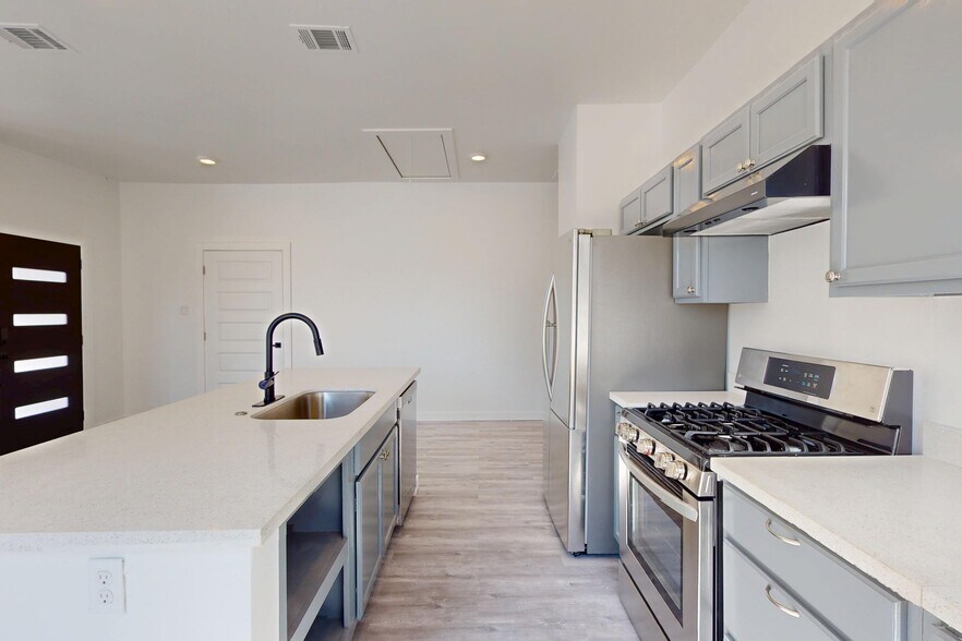 More Photos Of 5701 Fulton St, Houston General Retail For Lease