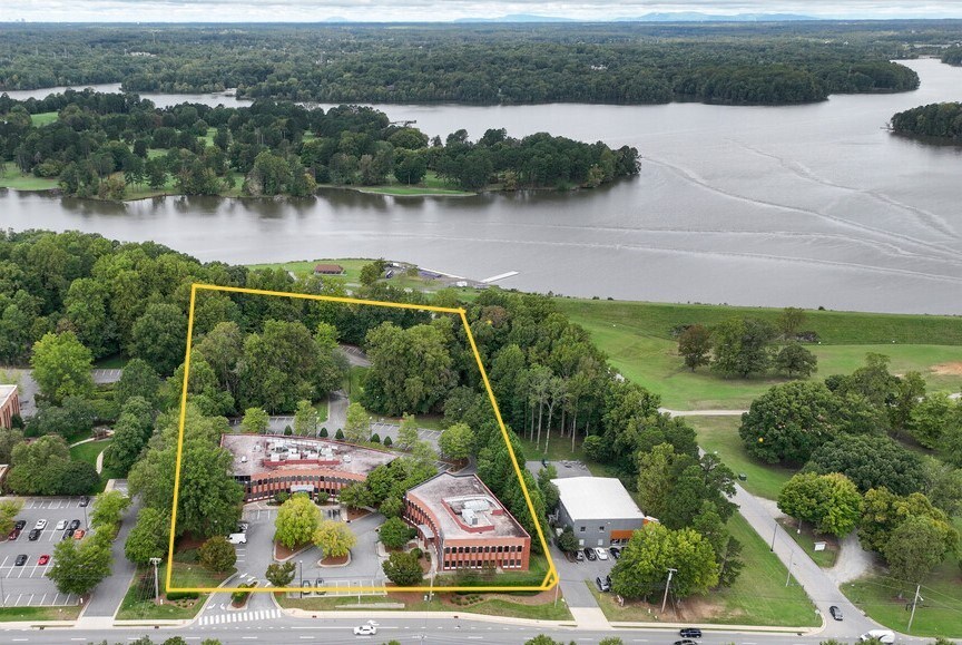 More Photos Of 1829 Eastchester Dr, High Point Unknown For Lease