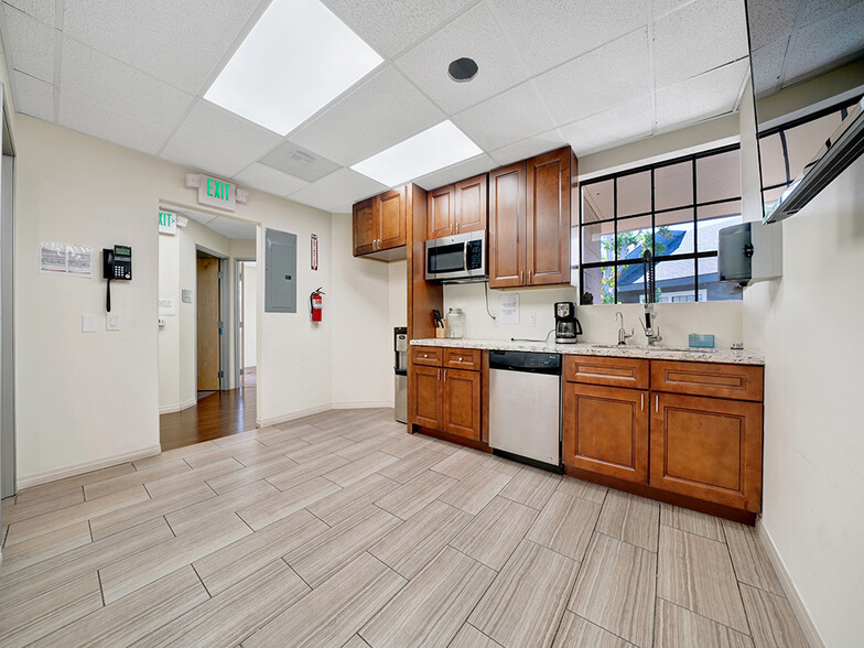 More Photos Of 2900 Bristol St, Costa Mesa Office For Sale