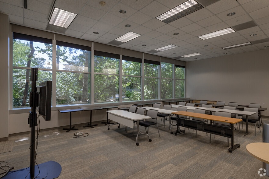 More Photos Of 11445 Compaq Center West Dr, Houston Office For Lease