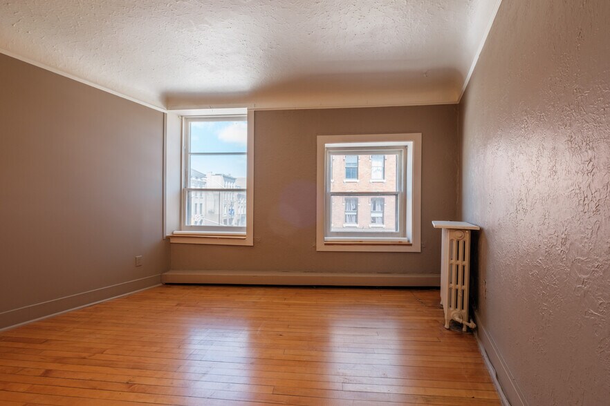 More Photos Of 155-159 Wellington St, Kingston Storefront Retail Residential For Lease