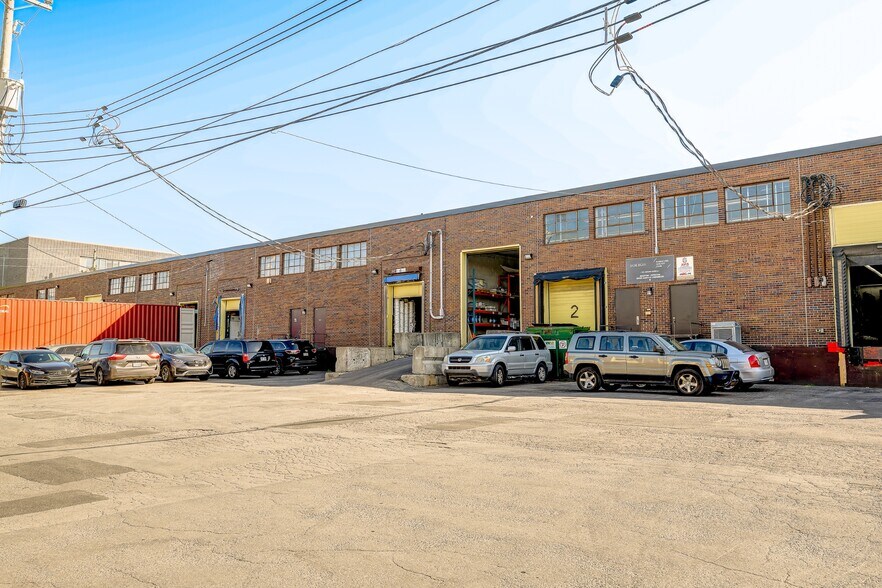 More Photos Of 1493-1517 Rue Antonio-Barbeau, Montréal Distribution For Lease