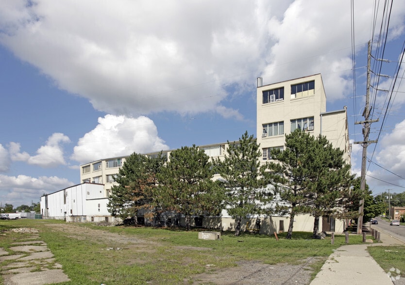 More Photos Of 40 W Howard St, Pontiac Manufacturing For Lease