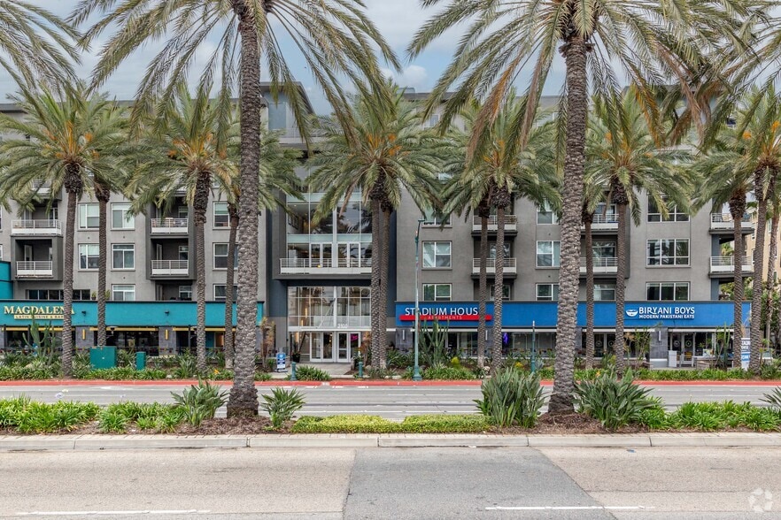 More Photos Of 2100 E Katella Ave, Anaheim Apartments For Lease