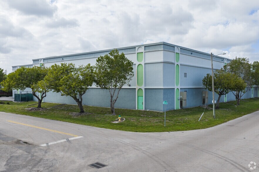 More Photos Of 4950 N Dixie Hwy, Oakland Park Self Storage For Lease