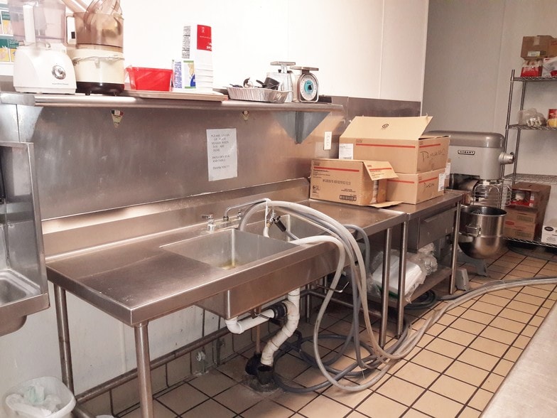 More Photos Of 210 N Lewis Ave, Oglesby Restaurant For Lease
