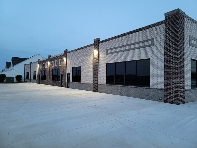 More Photos Of 5660 Pebble Village Ln, Noblesville Storefront For Lease