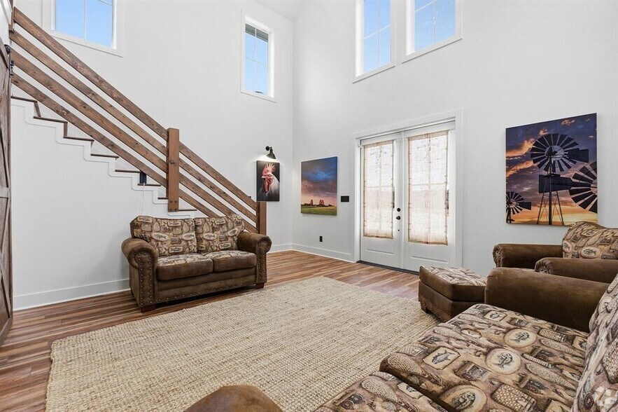 More Photos Of 1006 Frost Ave, Driftwood Loft Creative Space For Sale