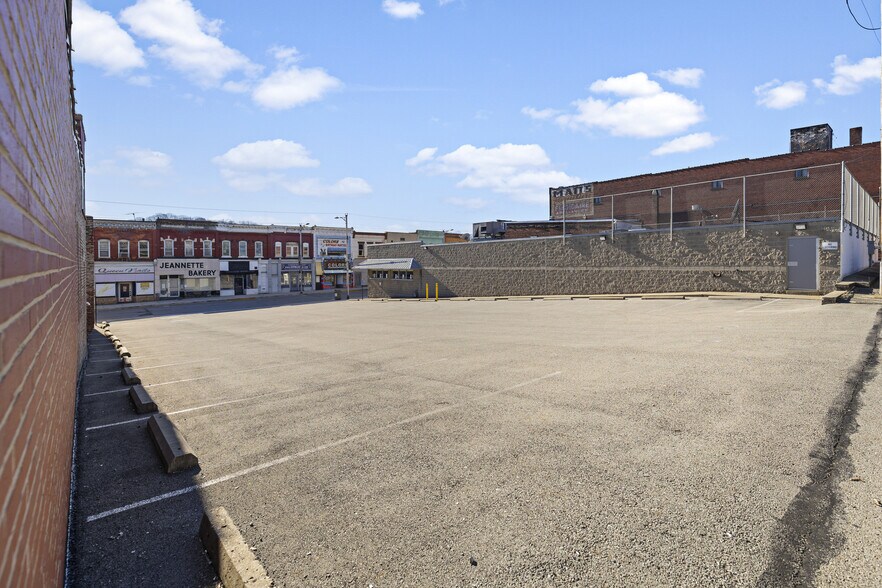 More Photos Of 621 Clay Ave, Jeannette Drugstore For Sale