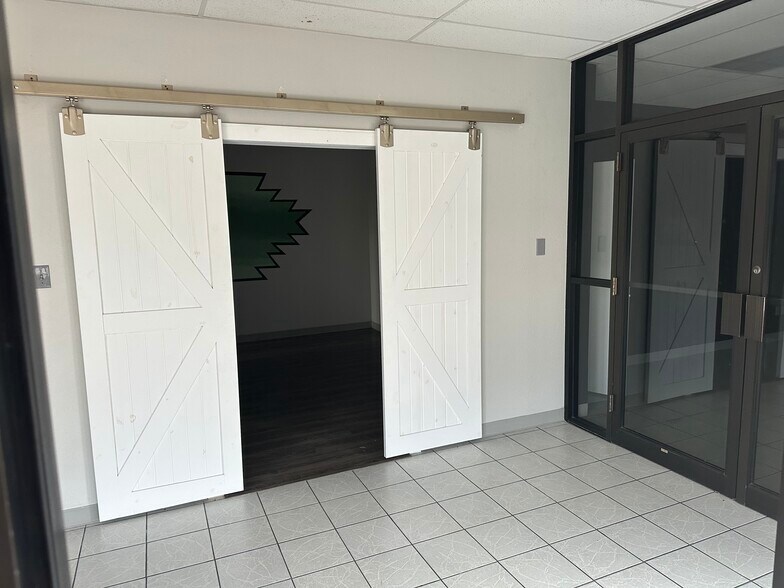 More Photos Of 300 N Broadway St, Joshua Storefront Retail Office For Lease