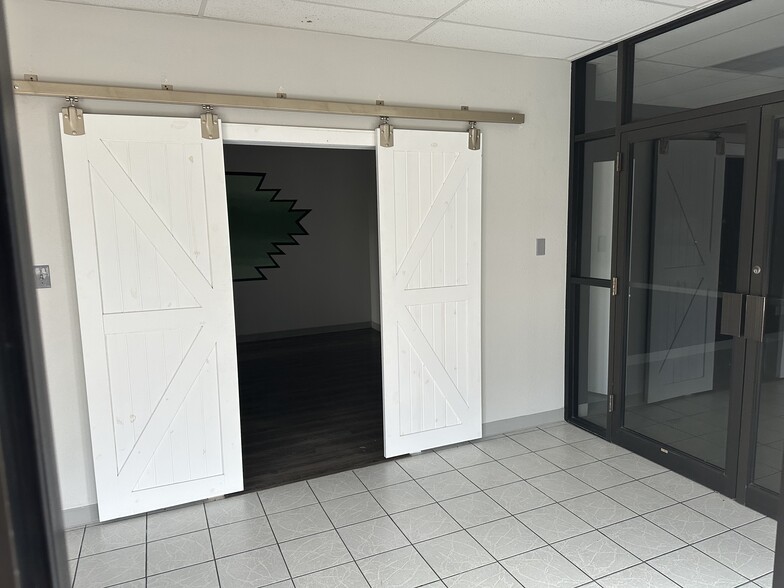 More Photos Of 300 N Broadway St, Joshua Storefront Retail Office For Lease