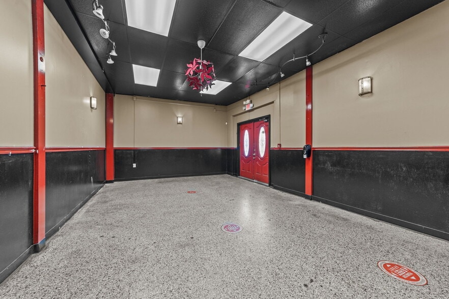 More Photos Of 607 S Main St, King Department Store For Lease