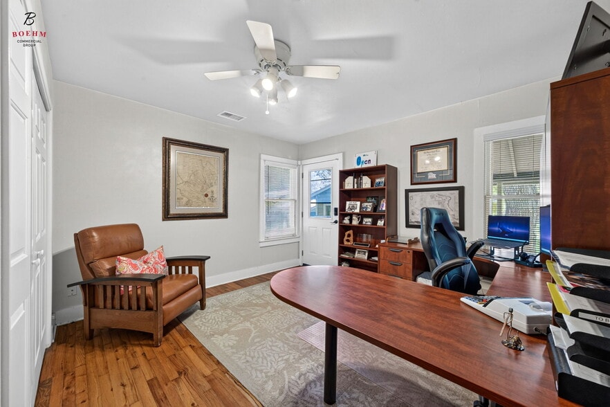 More Photos Of 115 Oak Park Dr, Boerne Office For Sale