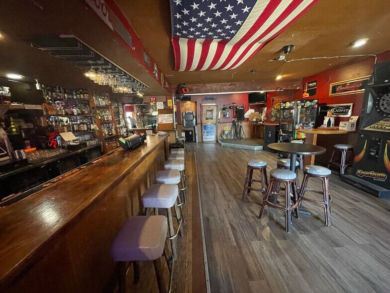 More Photos Of 612 B St, Marysville Bar For Sale