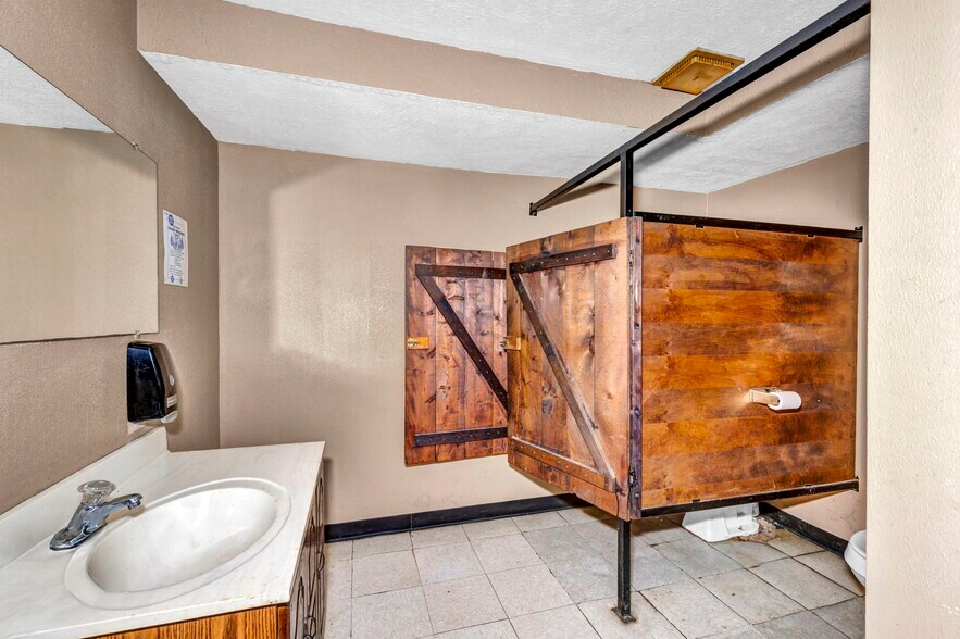 More Photos Of 40980 Butternut Park Ct, Elyria Specialty For Sale