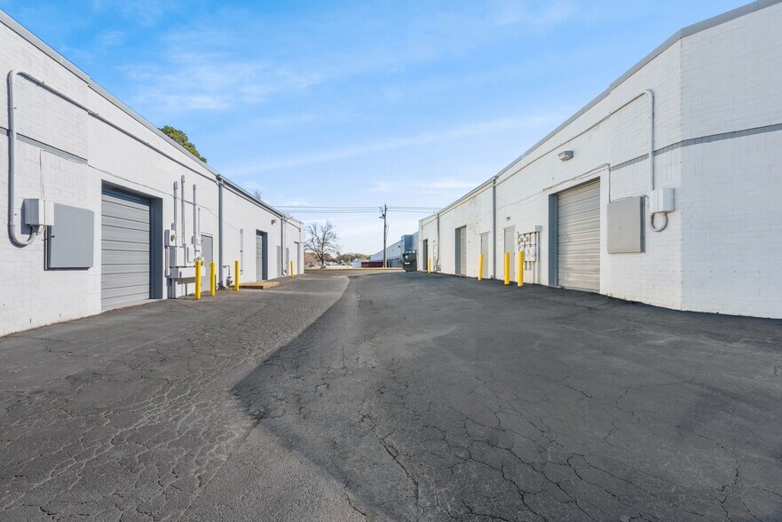 More Photos Of 4810-4820 Old National Hwy, Atlanta Unknown For Lease