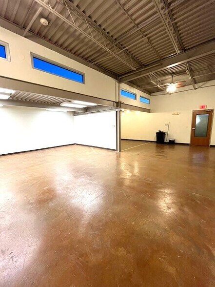 More Photos Of 1630 Old Deerfield Rd, Highland Park Warehouse For Lease