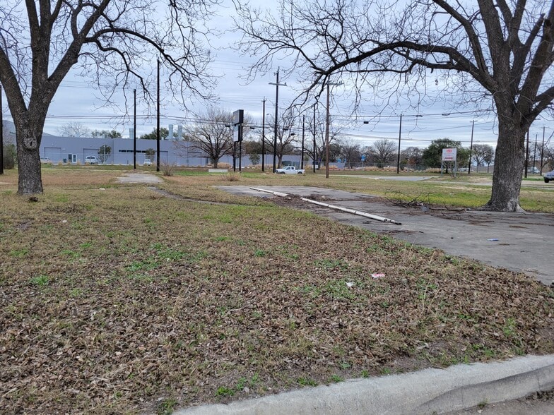 More Photos Of 942 Quintana Rd, San Antonio Land For Lease