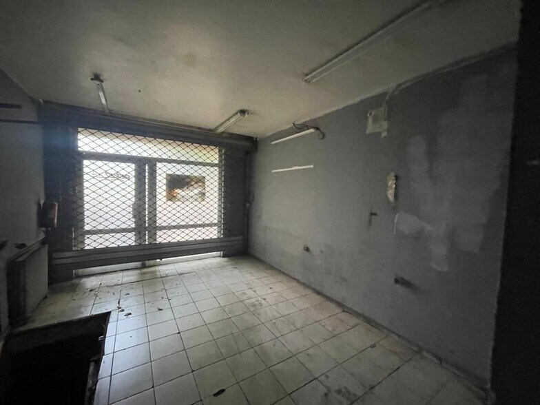 More Photos Of 2 Rue De La Convention, Paris General Retail For Sale