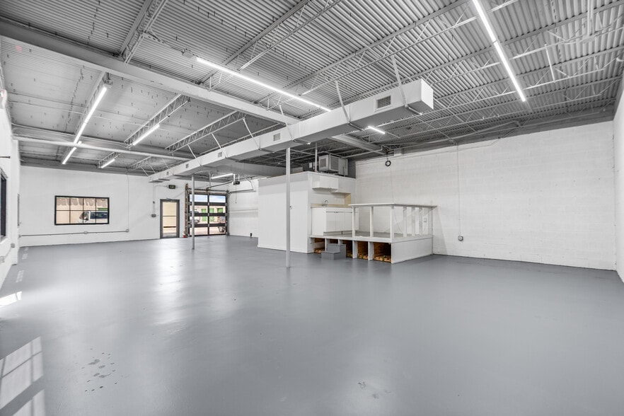 More Photos Of 3472 NE 5th Ave, Oakland Park Showroom For Lease