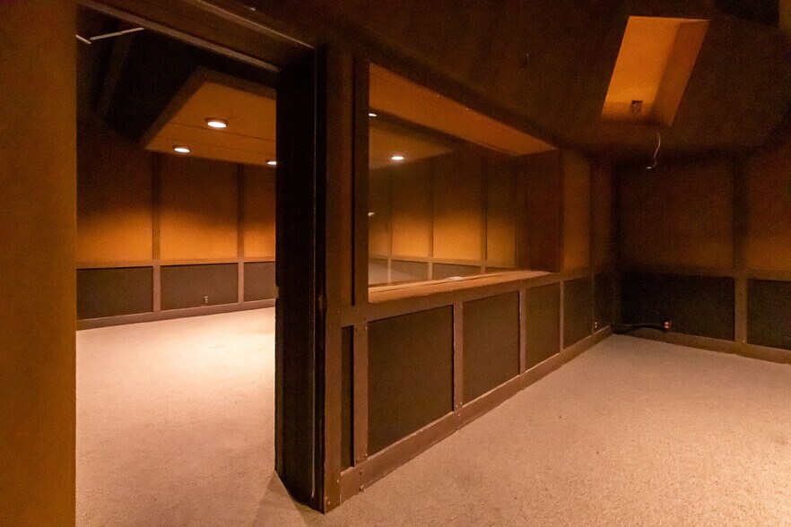More Photos Of 6900 Melrose Ave, Los Angeles General Retail For Lease