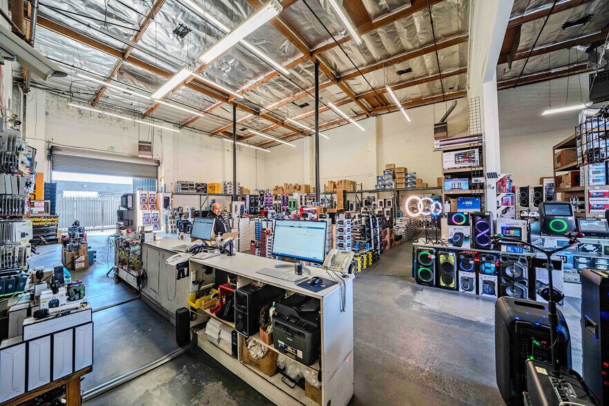More Photos Of 1120 E 11th St, Los Angeles Showroom For Sale