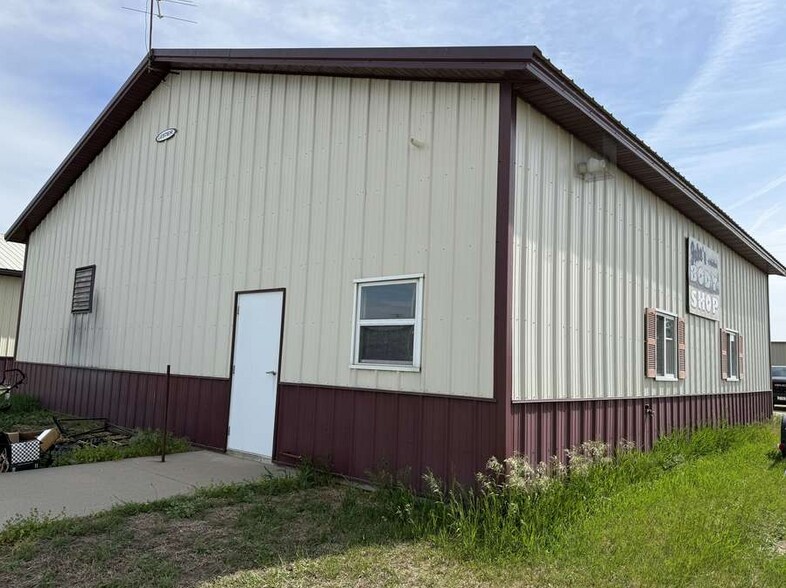 More Photos Of 308 S Hickman St, Atkinson Light Manufacturing For Sale