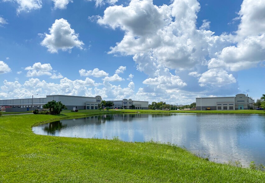 More Photos Of 7115 16th St E, Sarasota Unknown For Lease