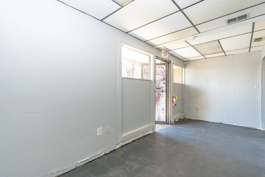 More Photos Of 2120 Collier Ave, Fort Myers Unknown For Lease