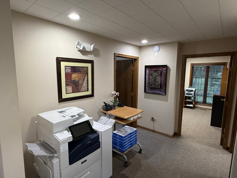More Photos Of 475 W Terra Cotta Ave, Crystal Lake Office For Lease
