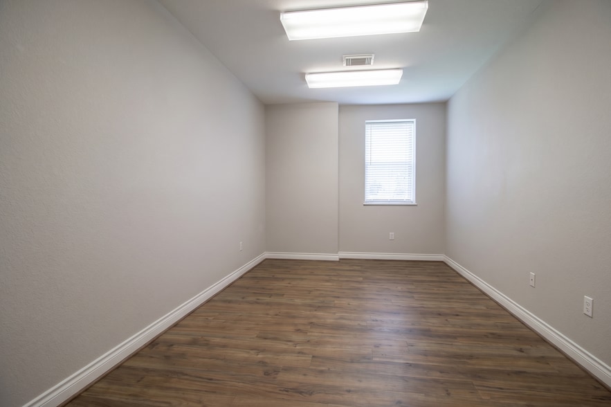 More Photos Of 404 Newport Blvd, League City Flex For Sale