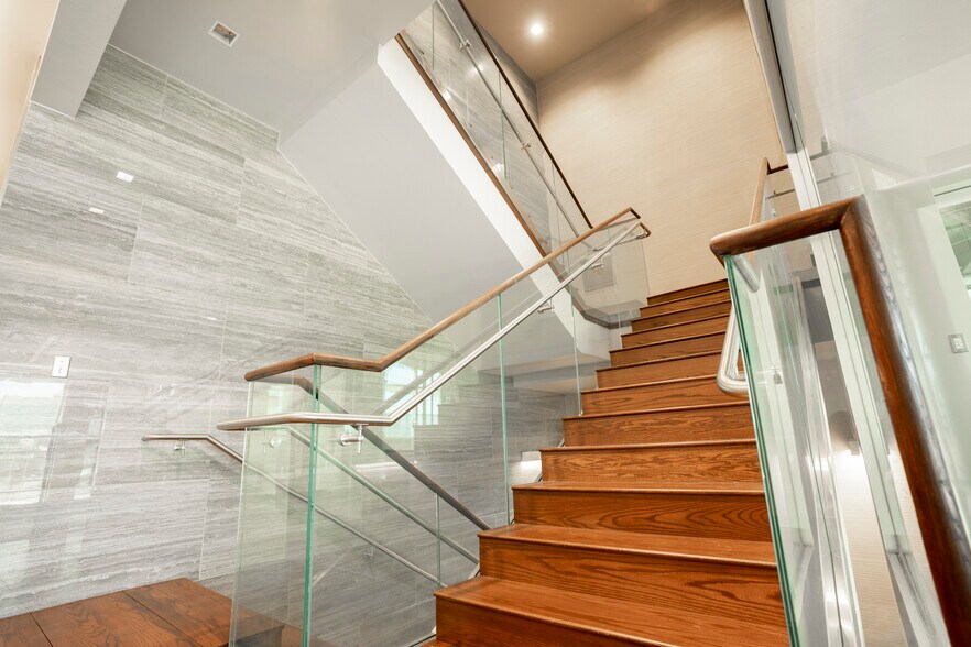 More Photos Of 404 Veterans Airpark Ln, Midland Office For Sale