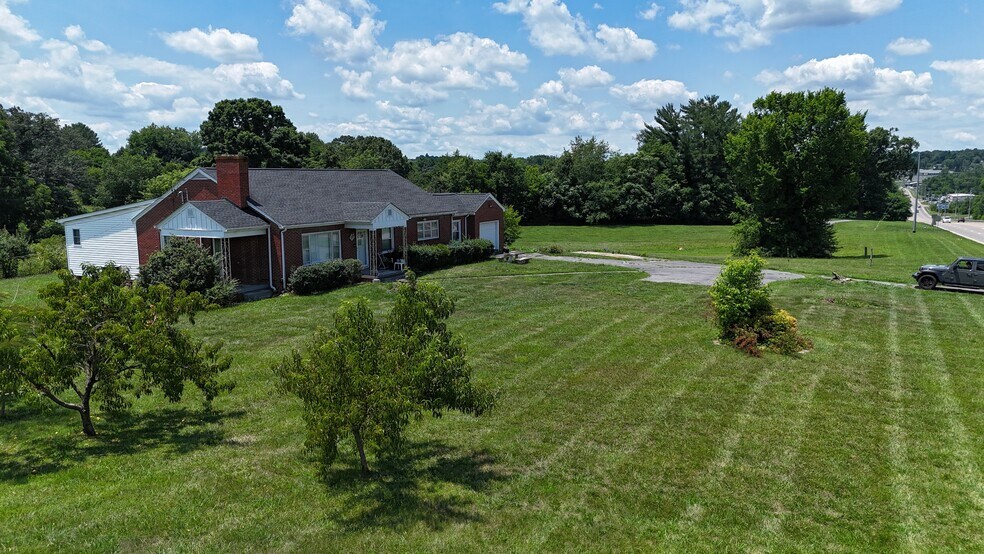 More Photos Of 5207 N Roan St, Gray Specialty For Sale
