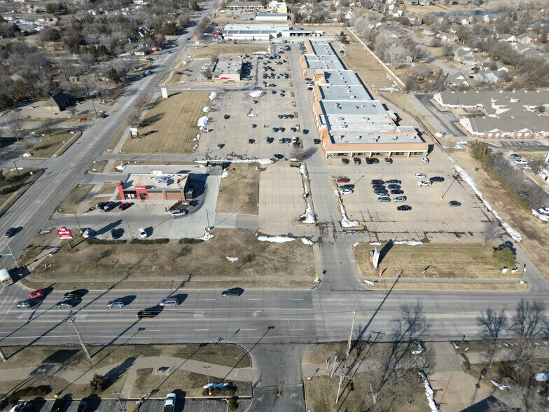 More Photos Of 524-640 N Andover Rd, Andover General Retail For Lease