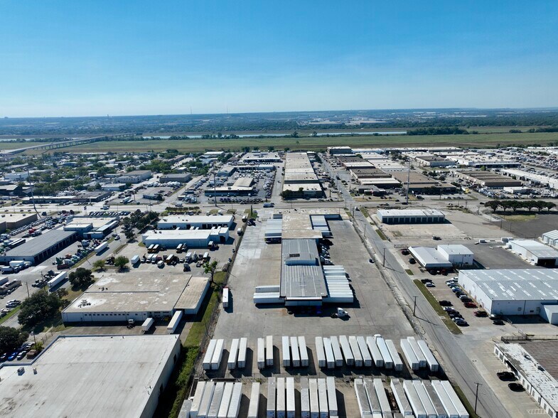 More Photos Of 3817 Irving Blvd, Dallas Truck Terminal For Lease
