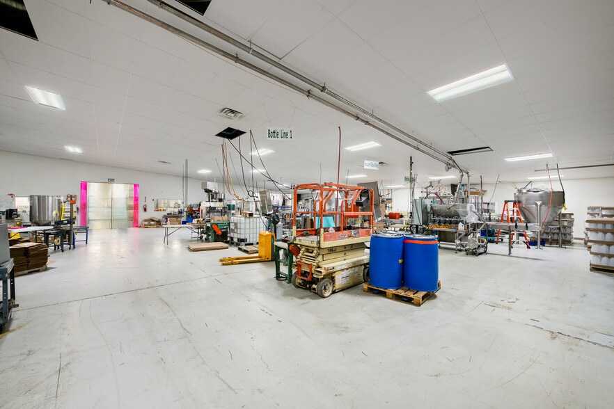 More Photos Of 97 S Red Willow Rd, Evanston Manufacturing For Sale