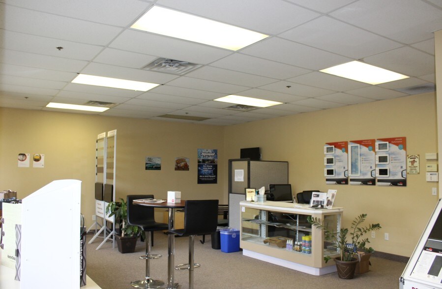 More Photos Of 2557-2571 Center Rd, Hinckley Warehouse For Lease