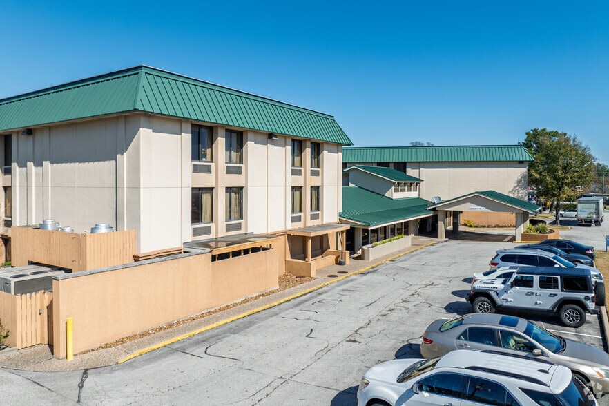 More Photos Of 2504 North Loop W, Houston Hotel For Sale