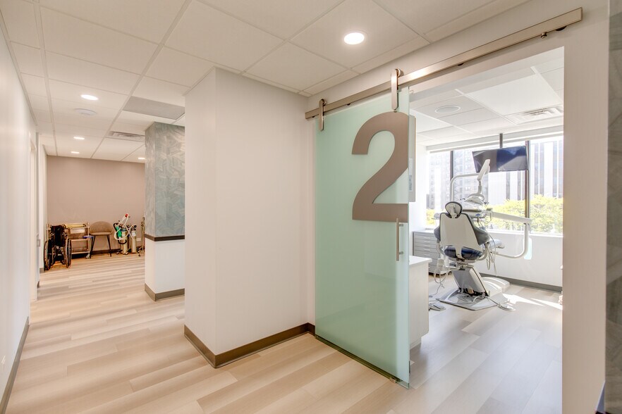 More Photos Of 2551 N Clark St, Chicago Office For Lease