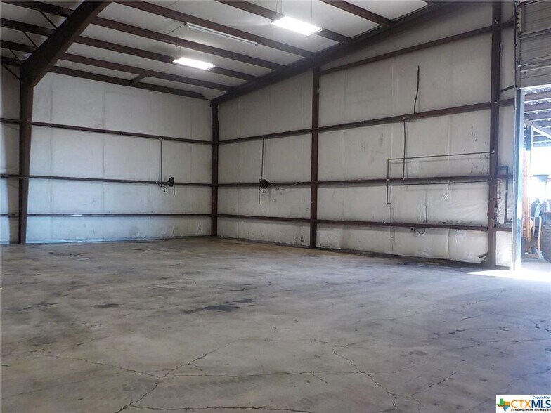 More Photos Of 1900 E US Highway 90, Seguin Warehouse For Lease